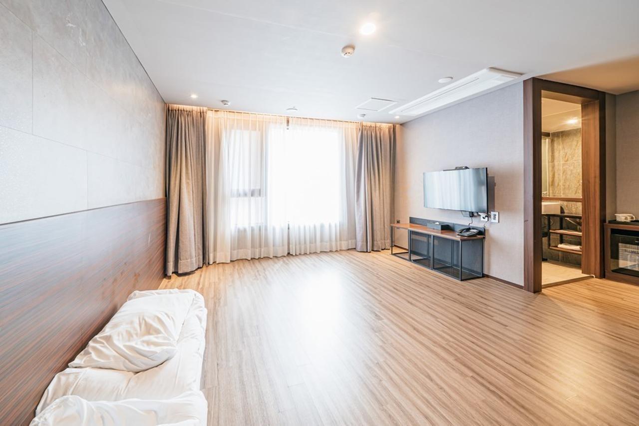 With City Hotel Jeju Exterior foto
