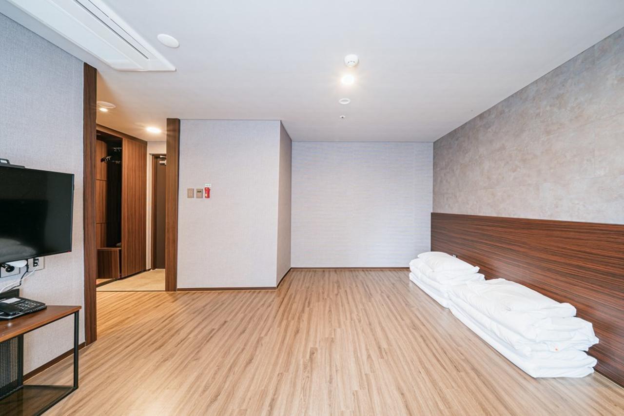 With City Hotel Jeju Exterior foto