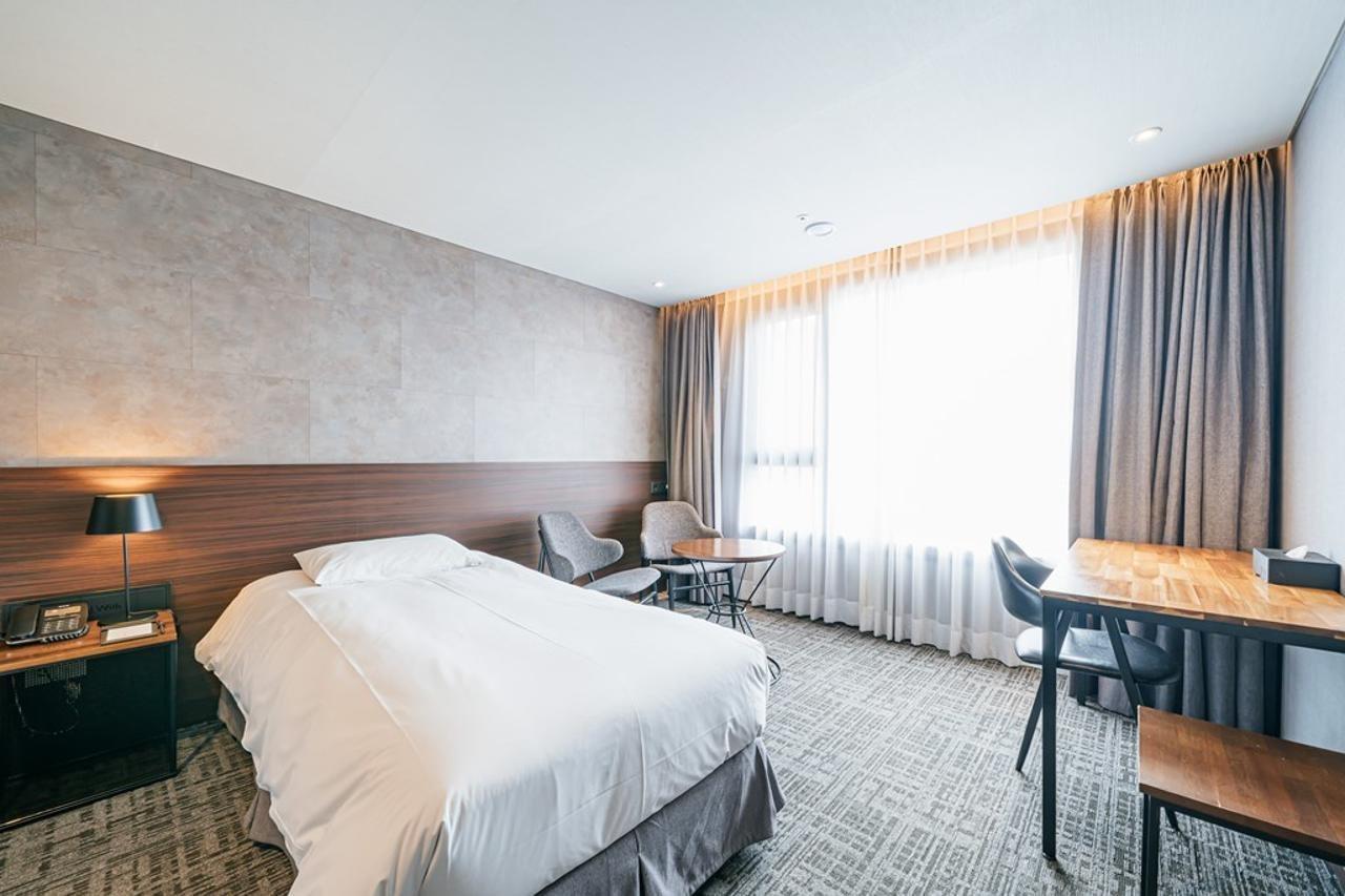 With City Hotel Jeju Exterior foto